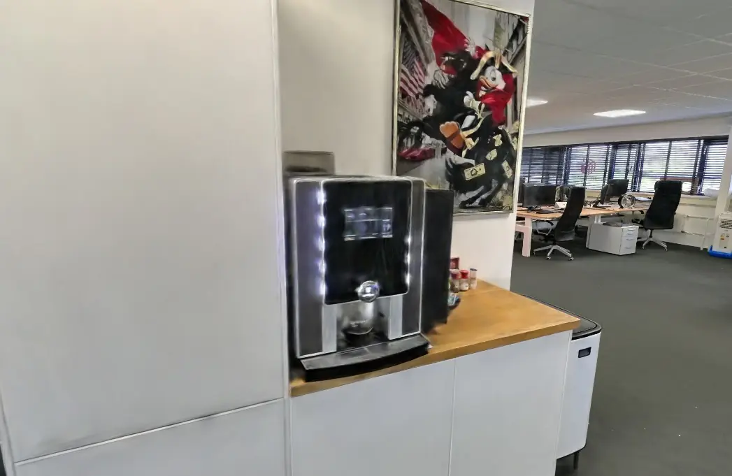 De kantoorscan vanuit het gevonden camerastandpunt, met de koffiemachine en het schilderij.