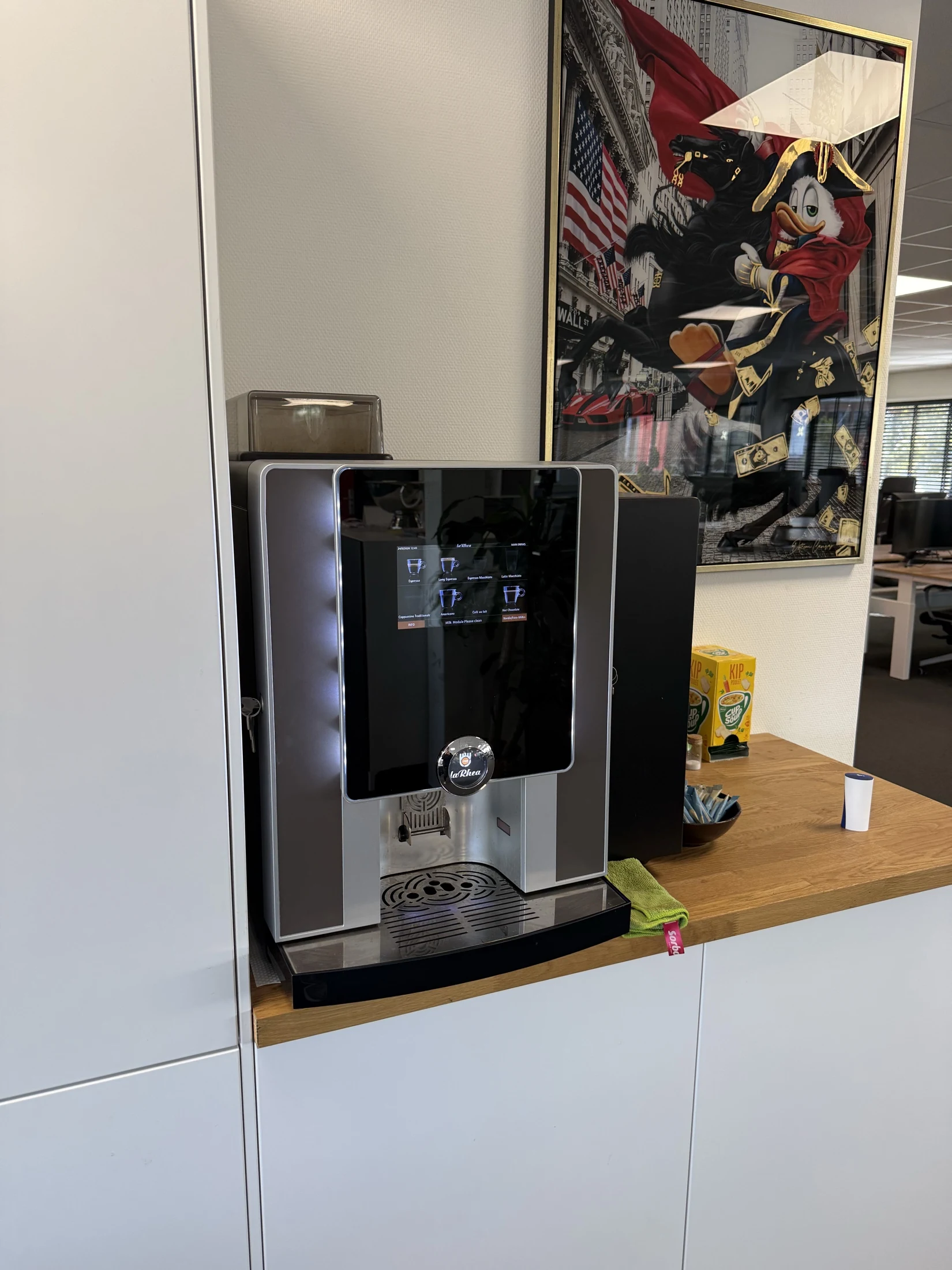 Originele foto van de koffiemachine op kantoor